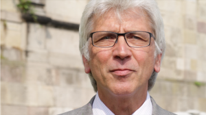 Kassels OB Bertram Hilgen begrüßt pünktlich zum Start der d13 mit einem Film in 10 Sprachen