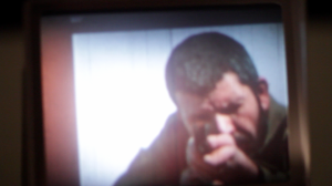 Bild aus Mroués Super 8 Film zeigt einen Mörder, der in wenigen Augenblicken den Kameramann tötet Bild aus Mroués Super 8 Film zeigt einen Mörder, der in wenigen Augenblicken den Kameramann tötet