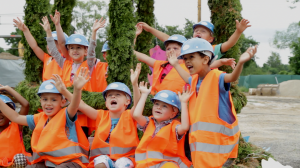 Jubel bei den Kindern vom Kindergarten Lindenberg - sie durften den Richtkranz gestalten Jubel bei den Kindern vom Kindergarten Lindenberg - sie durften den Richtkranz gestalten