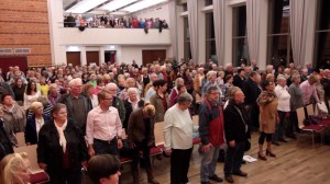 Voller Hermann-Schafft-Saal zum Thema Rheuma. Praxisübungen machen alle mit! Voller Hermann-Schafft-Saal zum Thema Rheuma. Praxisübungen machen alle mit!