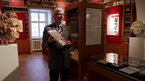 Oberbürgermeister Bertram Hilgen im Grimmmuseum Oberbürgermeister Bertram Hilgen im Grimmmuseum