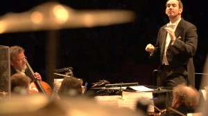 Gastdirigent Rasmus Baumann leitet das Staatstheater Orchester Kassel durch die Lange Filmnacht