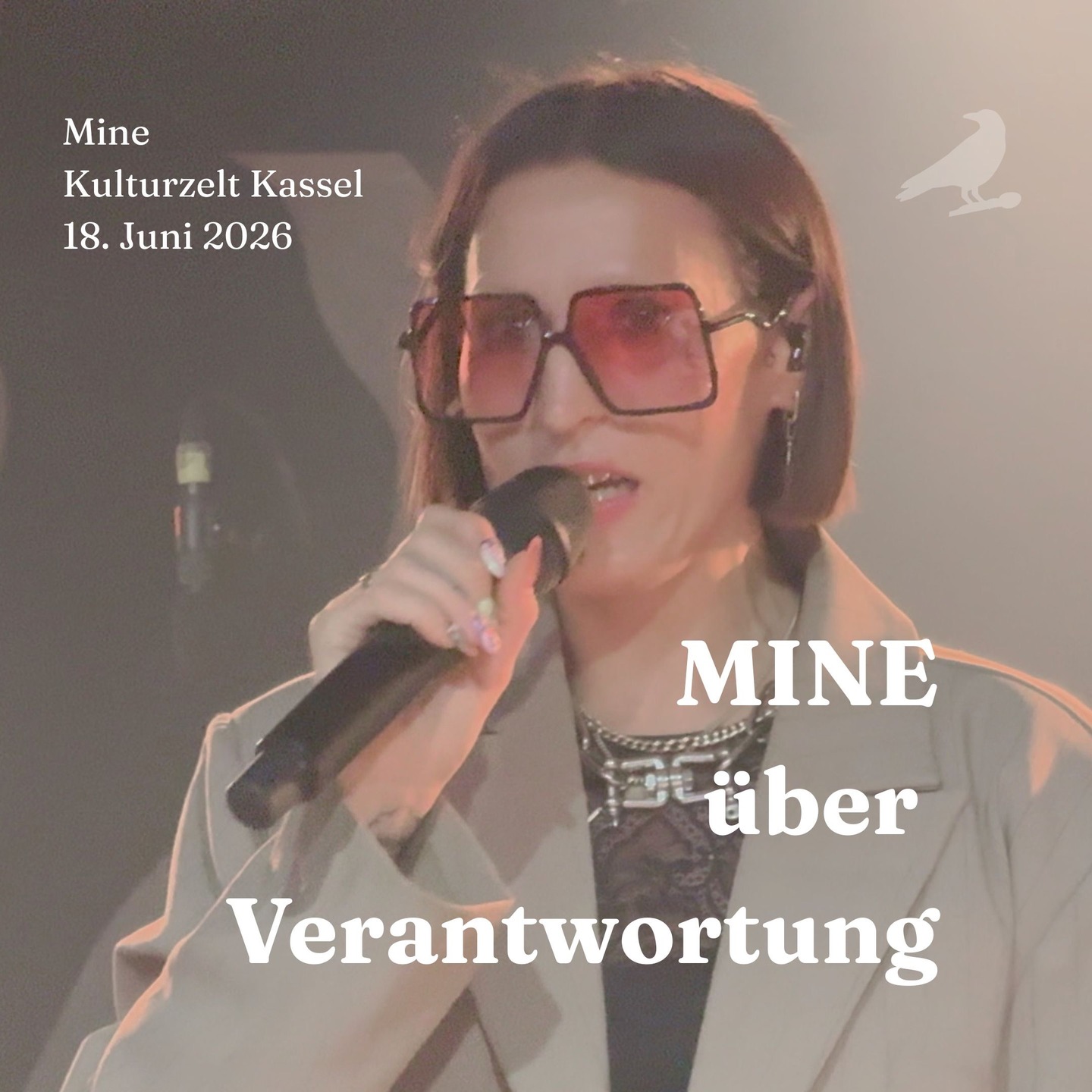 Es gibt Zeiten, in denen Kunst einfach nur unterhalten will. Und es gibt Zeiten, in denen Künstler*innen entscheiden, ob sie ihre Stimme nutzen.

Donnerstagabend im Kulturzelt Kassel hat Mine ihre Stimme genutzt. Nun liegt es an uns.

#mine #esliegtanuns #kulturzeltkassel #kassel #kunst #gesellschaft #artorttv