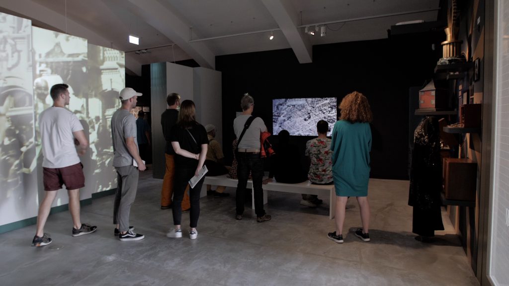Die Videoinstallation von Hiwa K im Stadtmuseum Kassel während der documenta 14